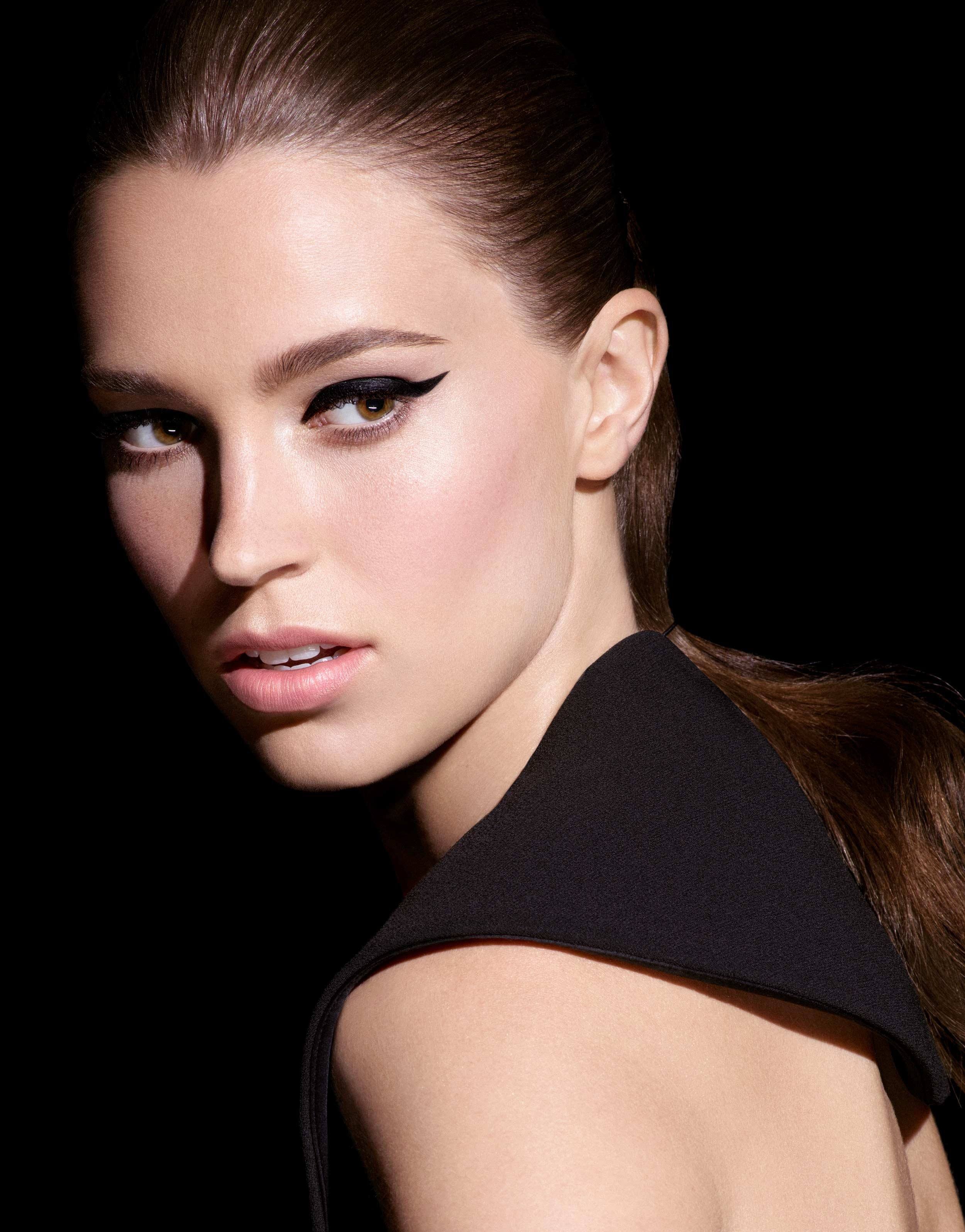 Hourglass Voyeur™ Waterproof Liquid Liner - Sıvı Eyeliner - stre