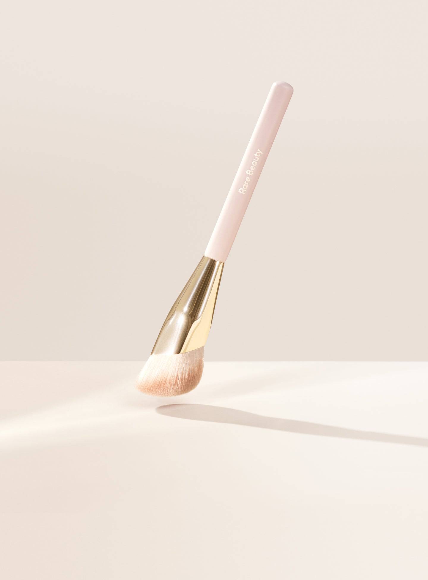 Rare Beauty Liquid Touch - Fondöten Fırçası - stre