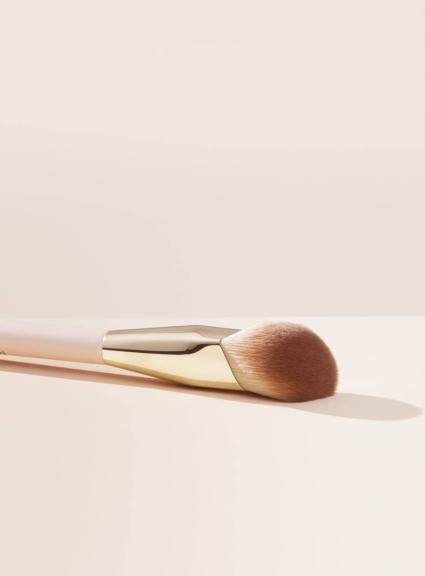 Rare Beauty Liquid Touch - Fondöten Fırçası - stre