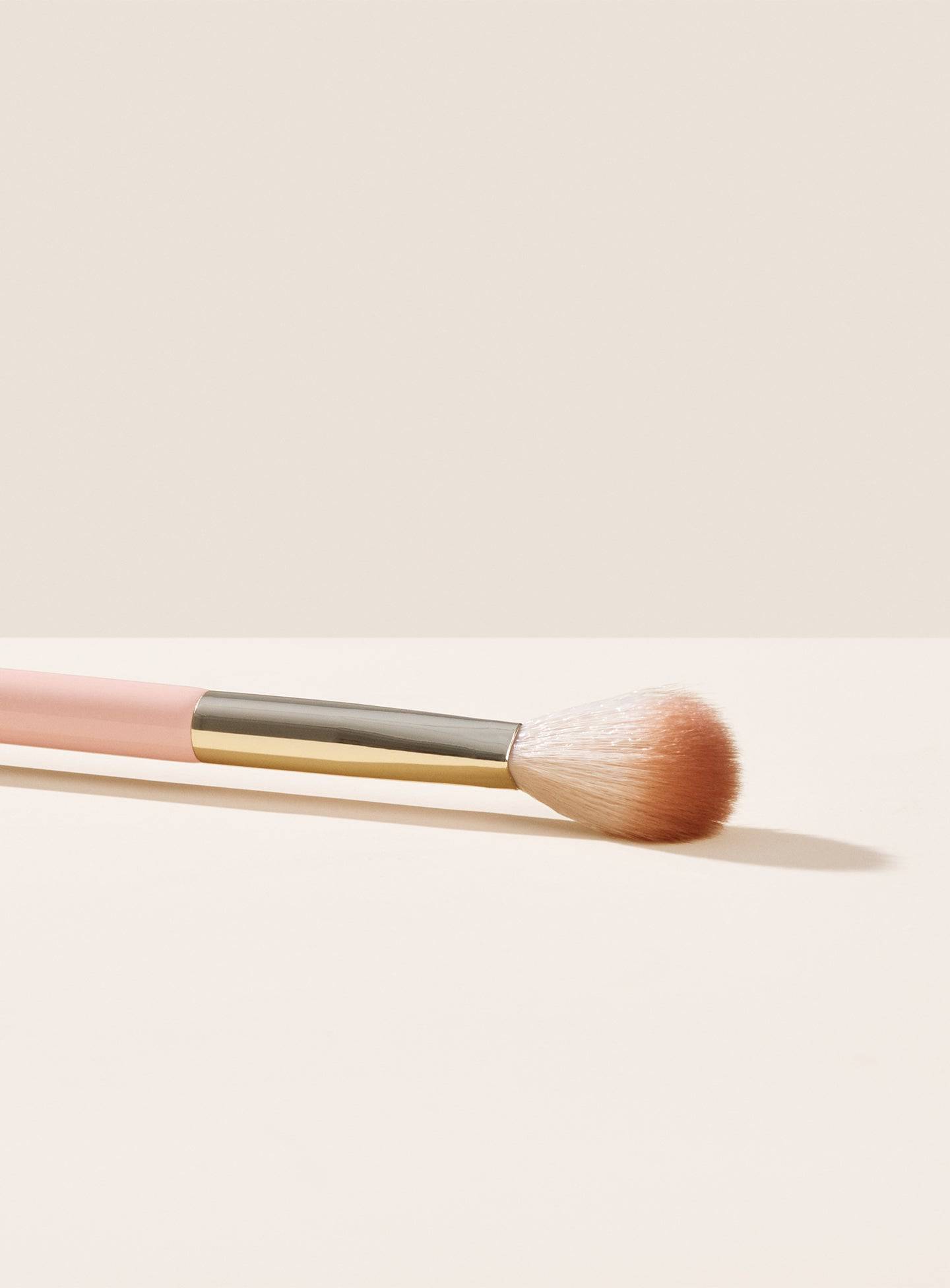 Rare Beauty Positive Light Silky Touch Precision - Aydınlatıcı Fırçası - stre